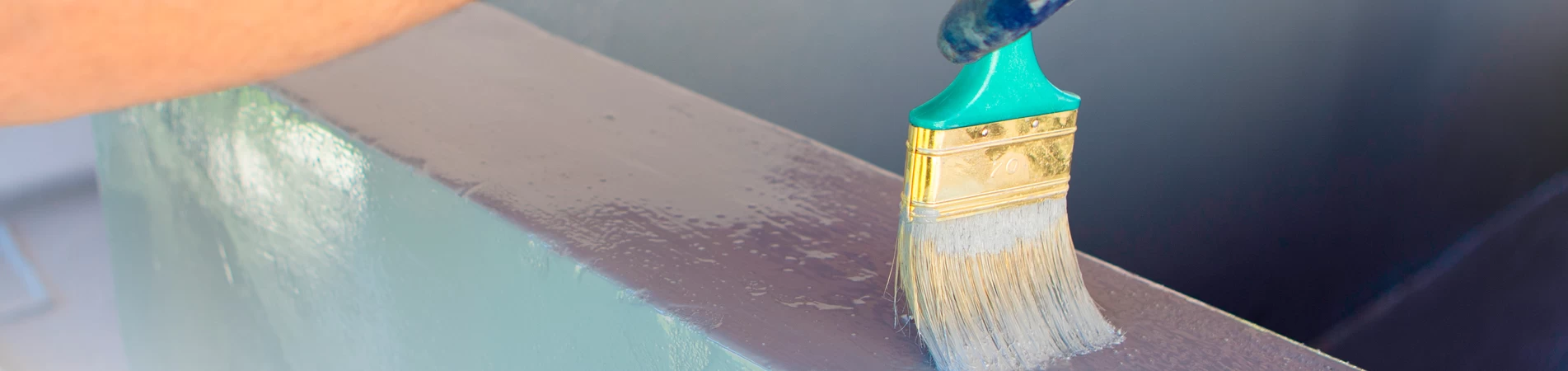 ¿Cómo eliminar la pintura suelta de una piscina antes de repintar?