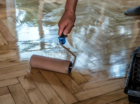 Antes de pintar los pisos de madera asegúrate que estén lijados, secos y libres de impurezas