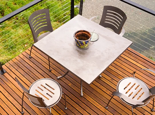Procura que las superficies de tus terrazas de metal estén totalmente limpias